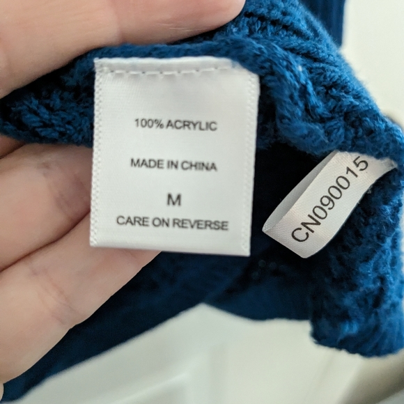 New York & Company knit sweater Medium Very soft. Beautiful Blue. 100% Acrylic. - Picture 6 of 10